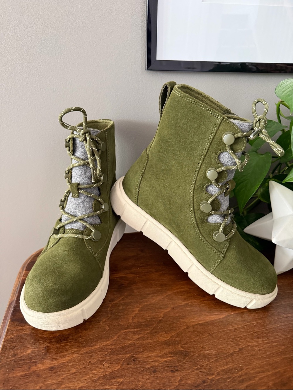 Sorel Olive Green Suede Lace-Up Ankle Boots. Size 7.5
